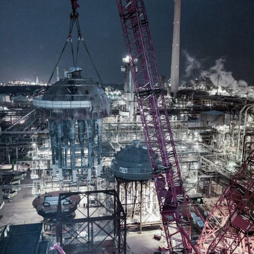 Raffinerieanlage mit Großapparaten von DWE bei Nacht