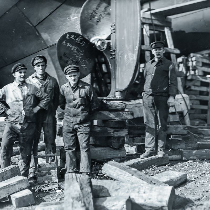 Arbeiter der Deggendorfer Werft und Eisenbau im Jahr 1937